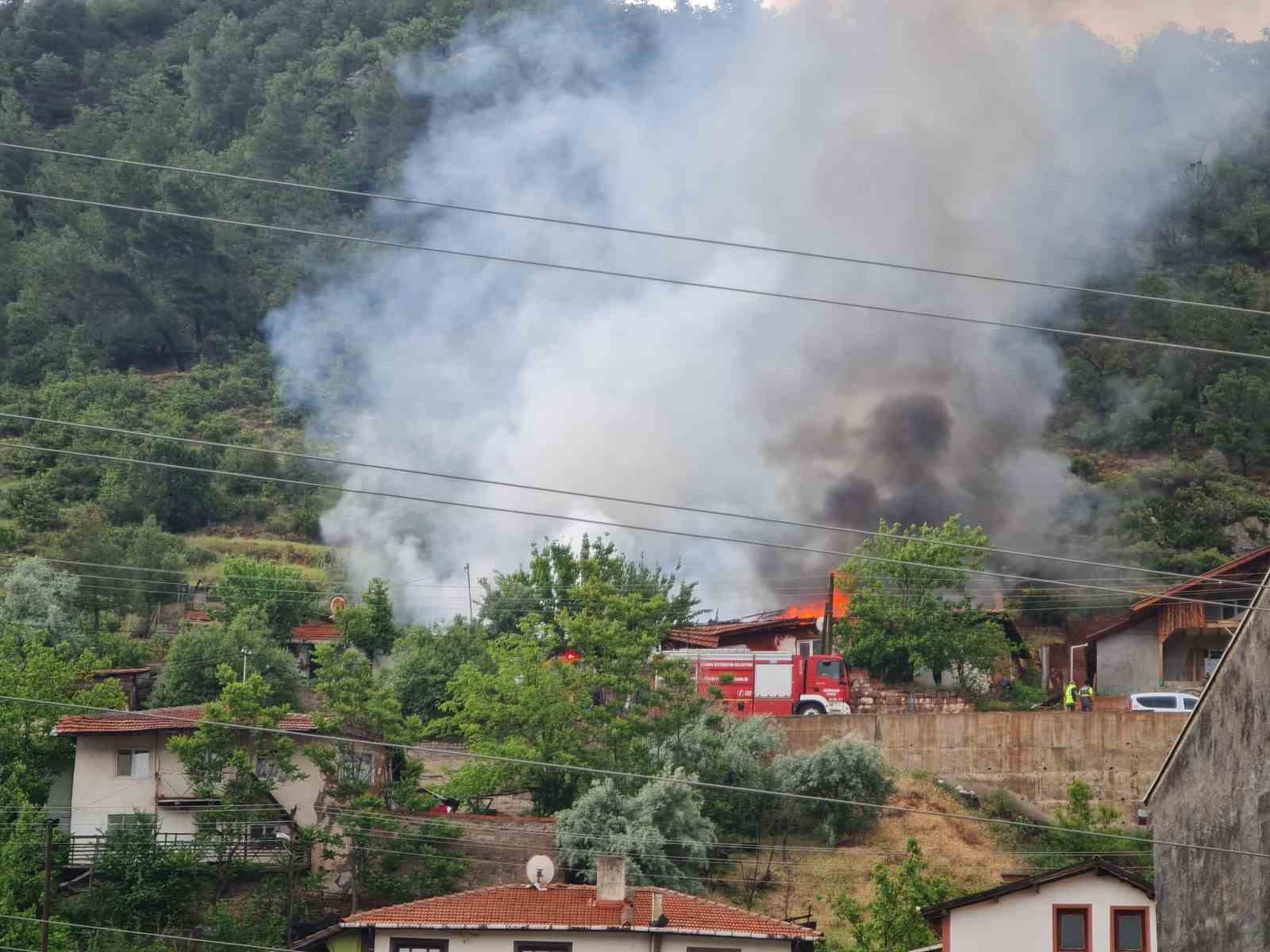 Ankara’da çıkan yangında iki ev hasar gördü