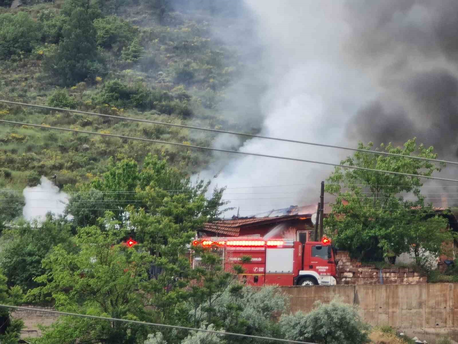 Ankara&rsquo;da &ccedil;ıkan yangında iki ev hasar g&ouml;rd&uuml;
