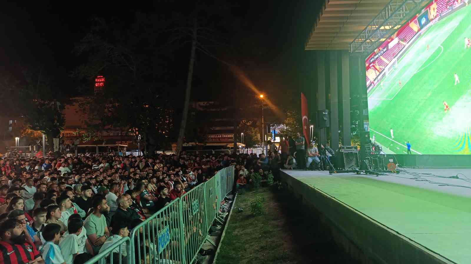 Vanspor FK taraftarları final coşkusunu dev ekranda yaşıyor