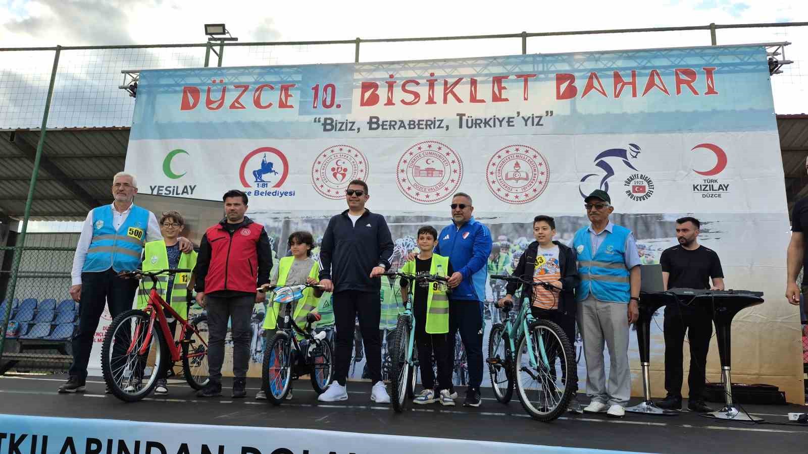 Yüzlerce pedal bisiklet baharı için çevrildi