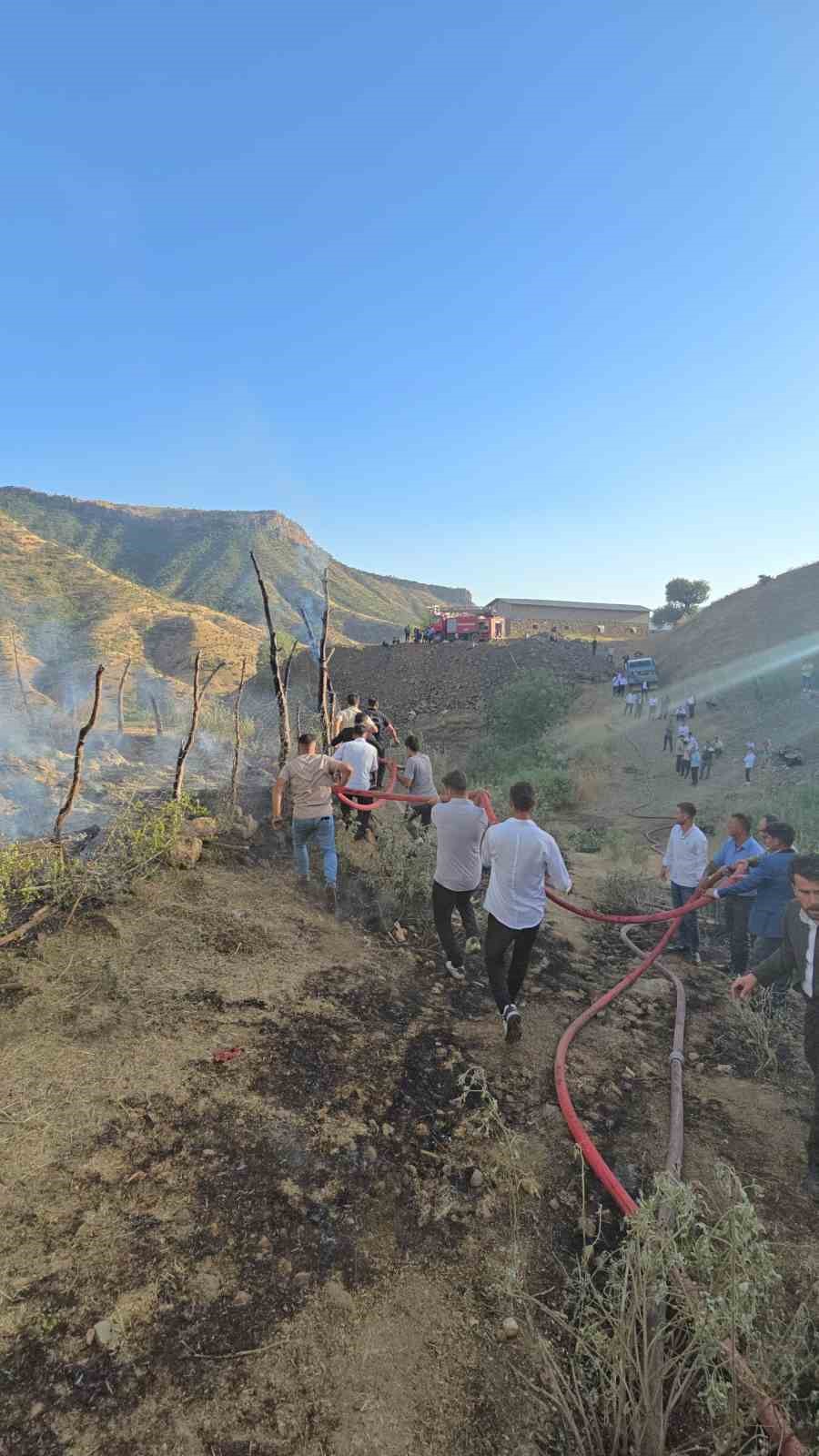 Hakkari&rsquo;de korkutan yangın: Bin 100 balya ot k&uuml;l oldu
