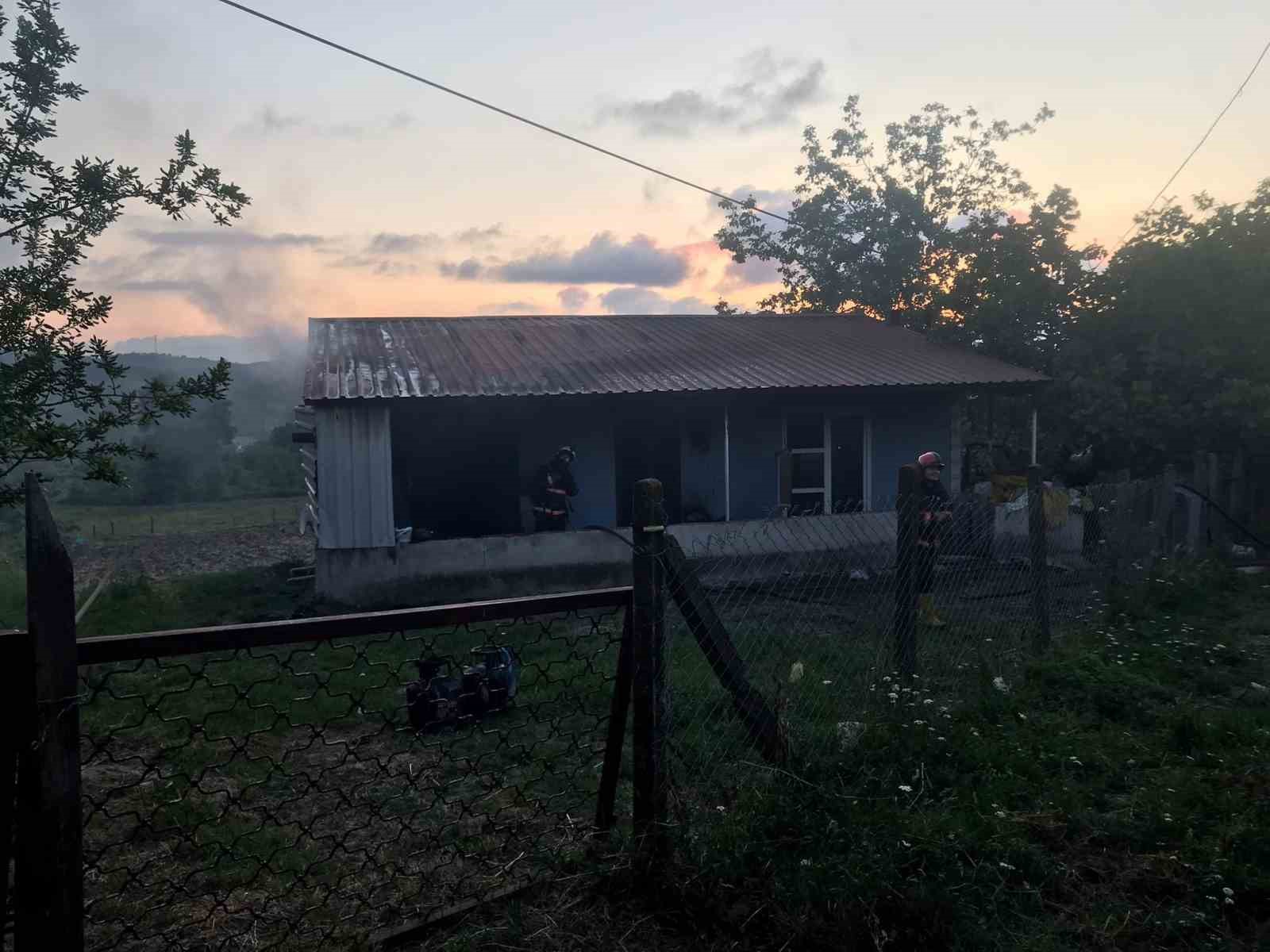 Sevgilisiyle kaldığı evi yaktı, kaçarken kaza yaptı