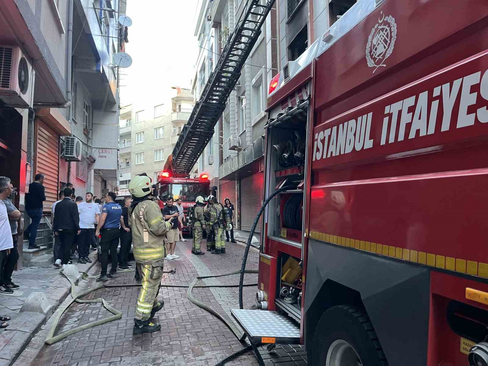 Zeytinburnu’nda çıkan yangında 2. kattan atlayan çocuk yaralandı