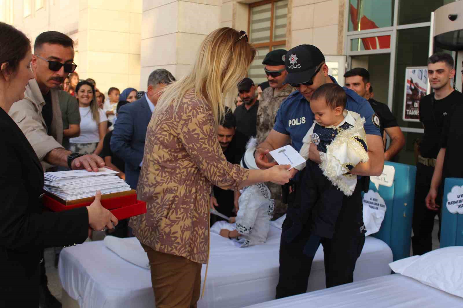 Siirt&rsquo;te emniyetten toplu s&uuml;nnet t&ouml;reni
