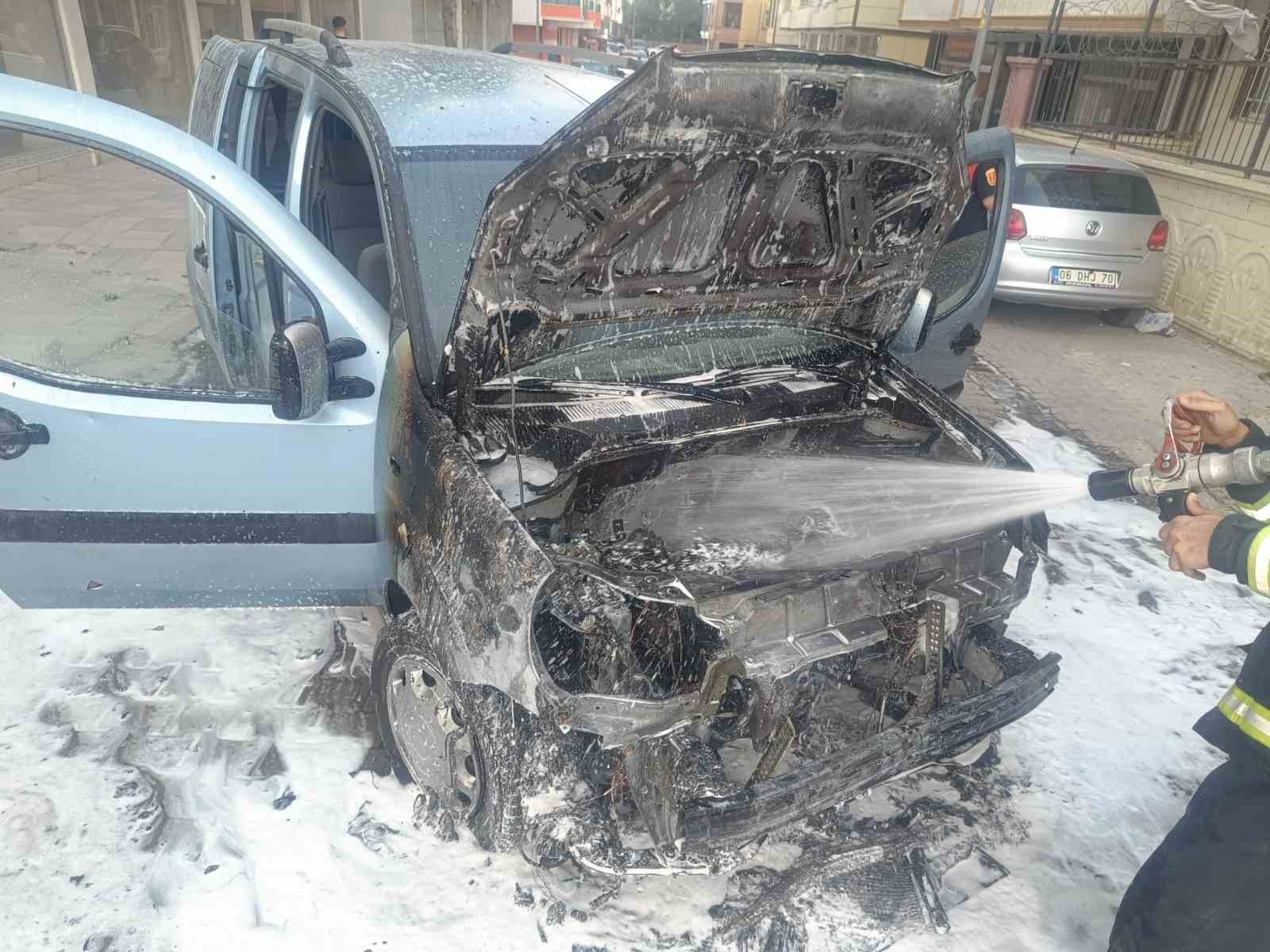 Siirt’te park halindeki kamyonet yandı
