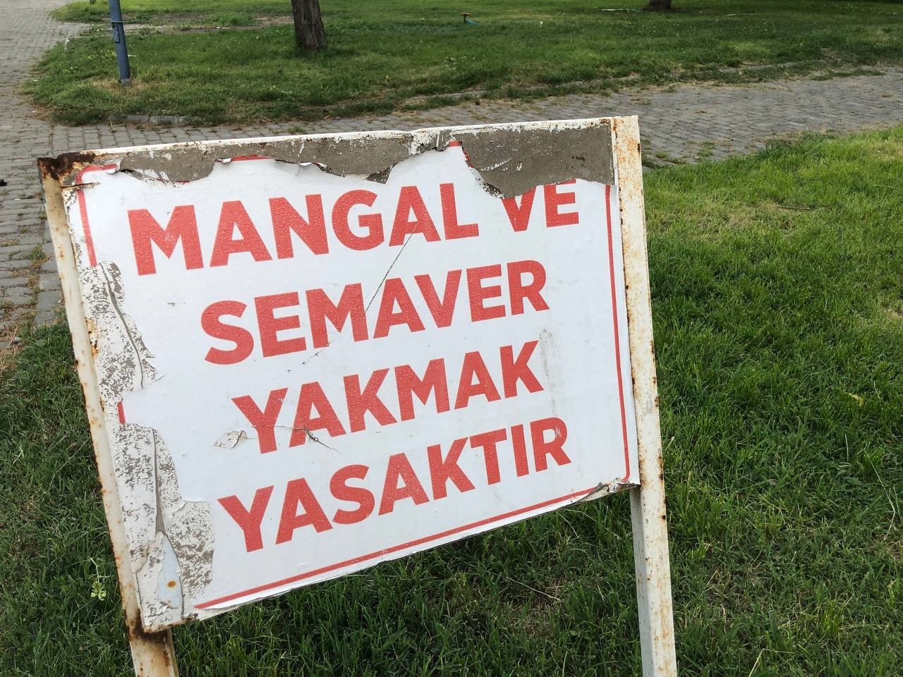 Atat&uuml;rk Parkında yasak olmasına rağmen mangal ve semaver yakıp geriye &ccedil;evre kirliliği bırakılmasına tepkiler b&uuml;y&uuml;yor
