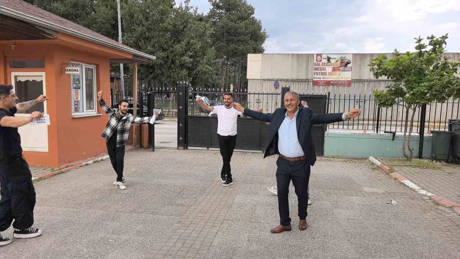 Muhtarlığı kazandı, sevincini çiftetelli oynayarak kutladı
