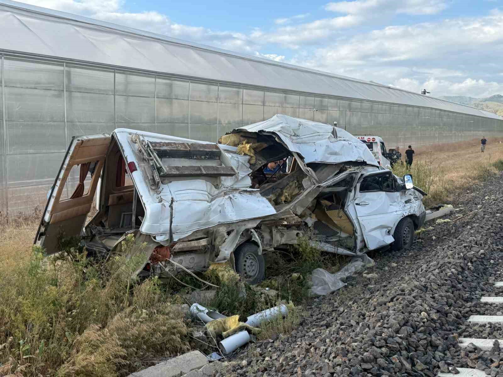 Afyonkarahisar’da tren minibüse çarptı: 1 yaralı