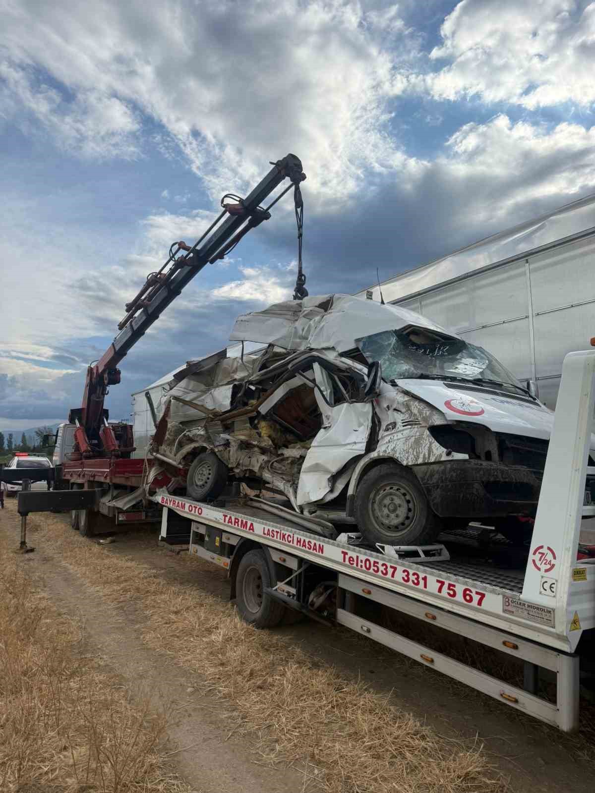 Afyonkarahisar&rsquo;da tren minib&uuml;se &ccedil;arptı: 1 yaralı
