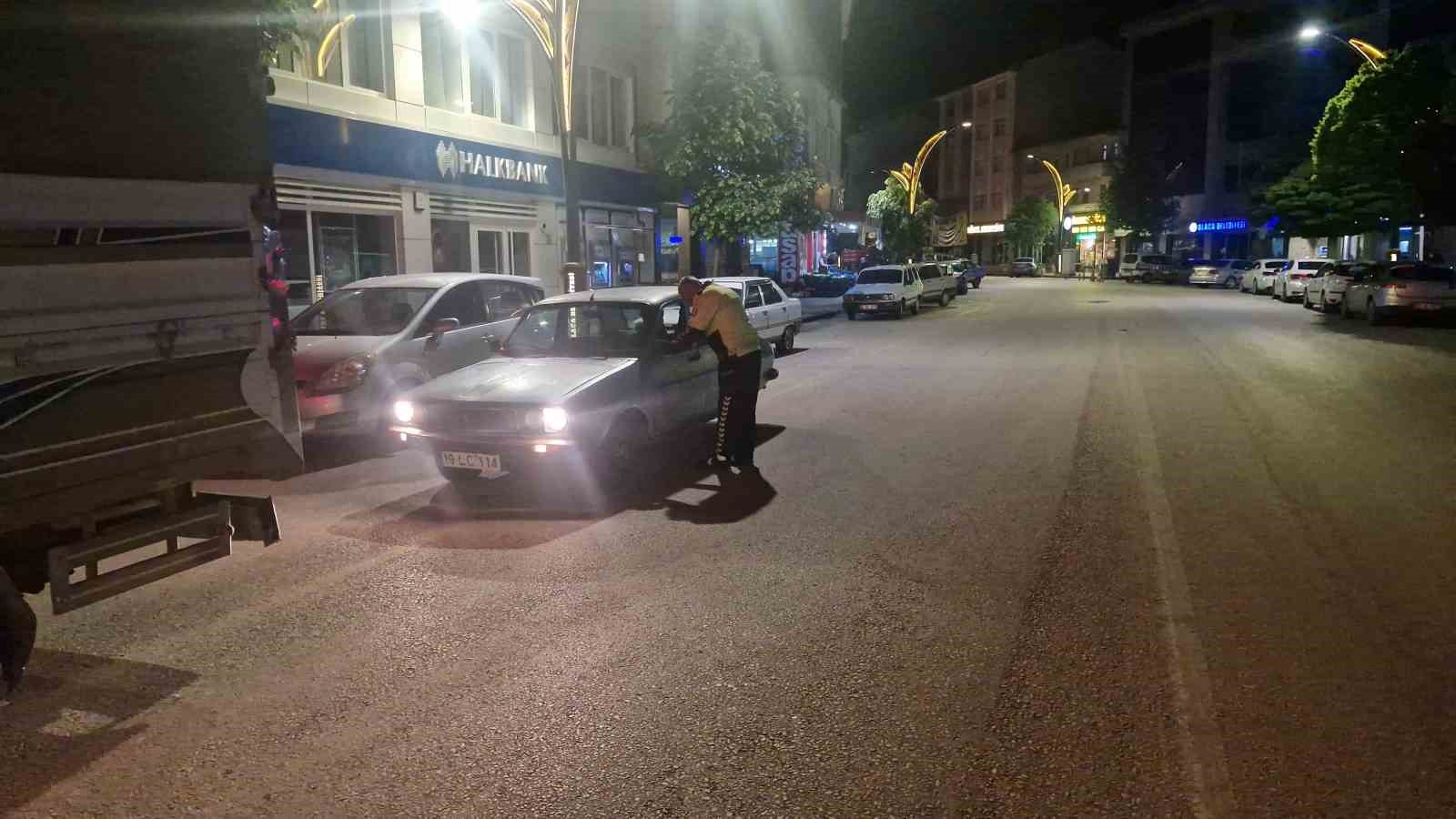 &Ccedil;orum&rsquo;da polis ekiplerinden şok denetim: 3 motosiklet trafikten men edildi
