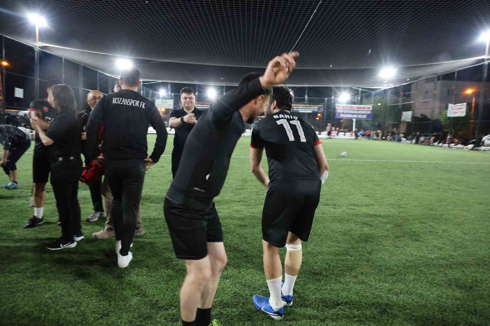 Takım şampiyon oldu, muhtar sahada göbek attı