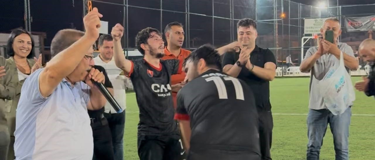 Takım şampiyon oldu, muhtar sahada göbek attı
