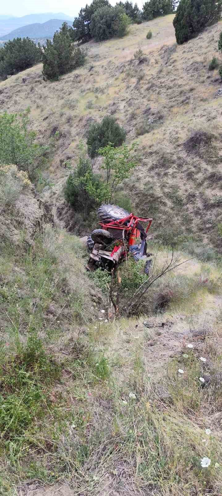 Şarampole devrilen trakt&ouml;r&uuml;n altında kalan s&uuml;r&uuml;c&uuml; hayatını kaybetti
