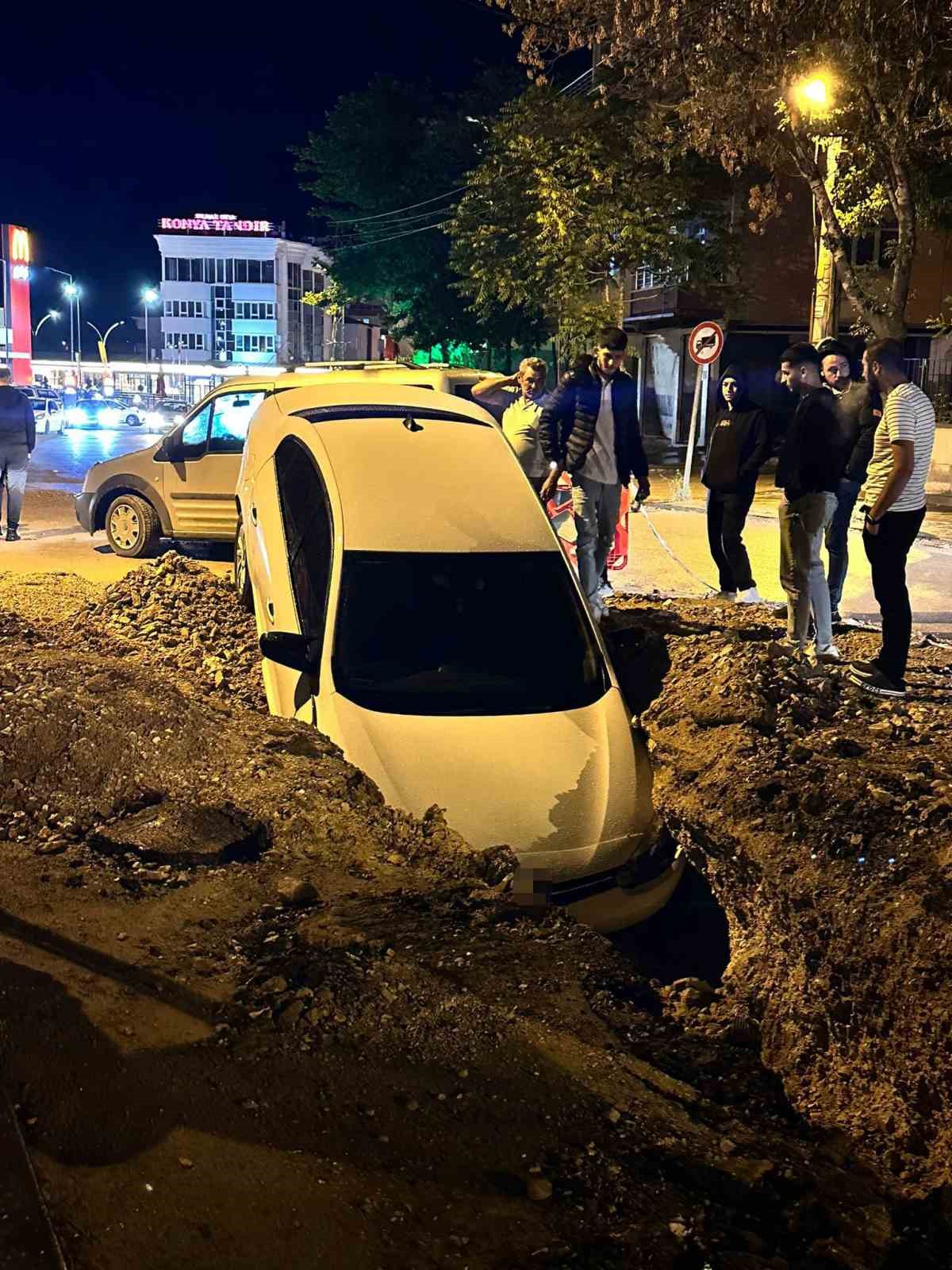 Ankara’da otomobil altyapı çalışmaları için açılan çukura düştü