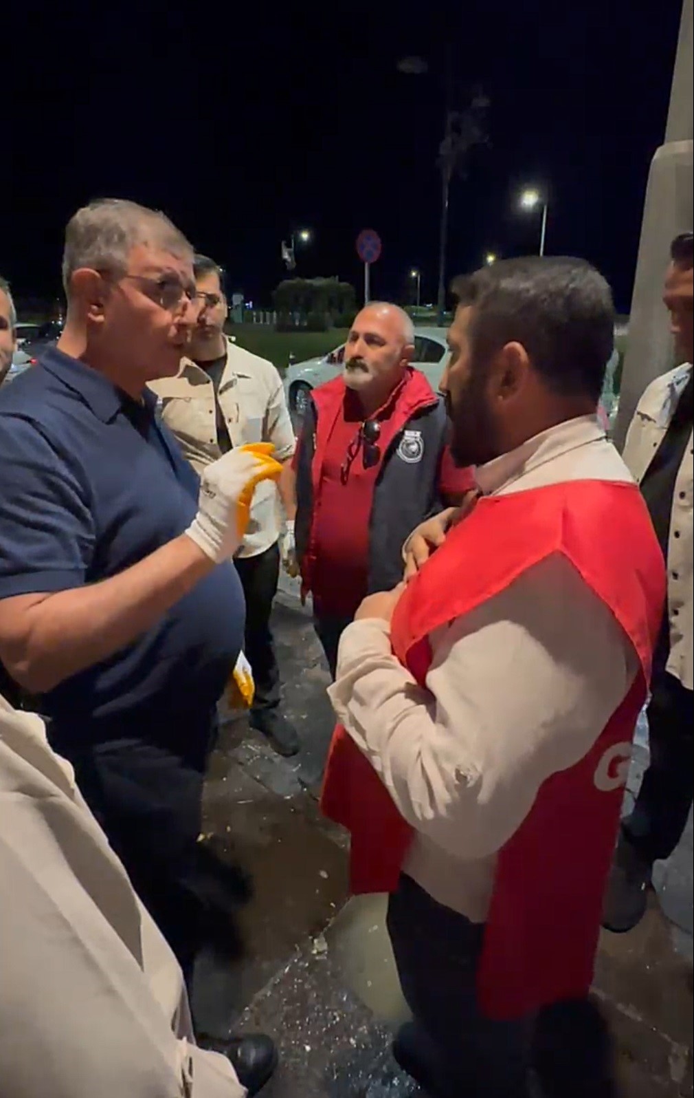 İş başa düştü, biriken çöpleri Başkan Cemil Tugay topladı

