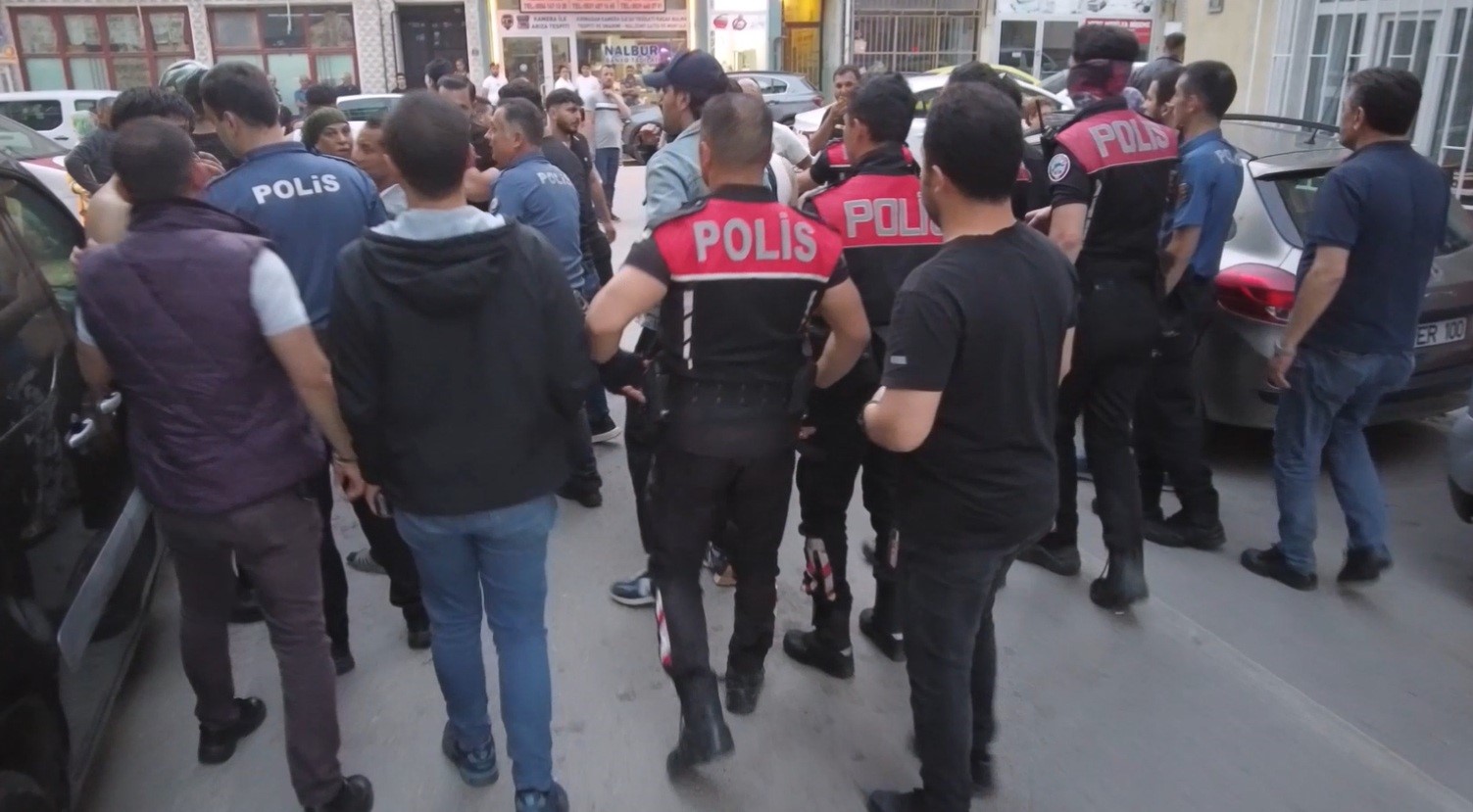 Trafikte korna kavgası meydan savaşına dönüştü... O anlar kamerada