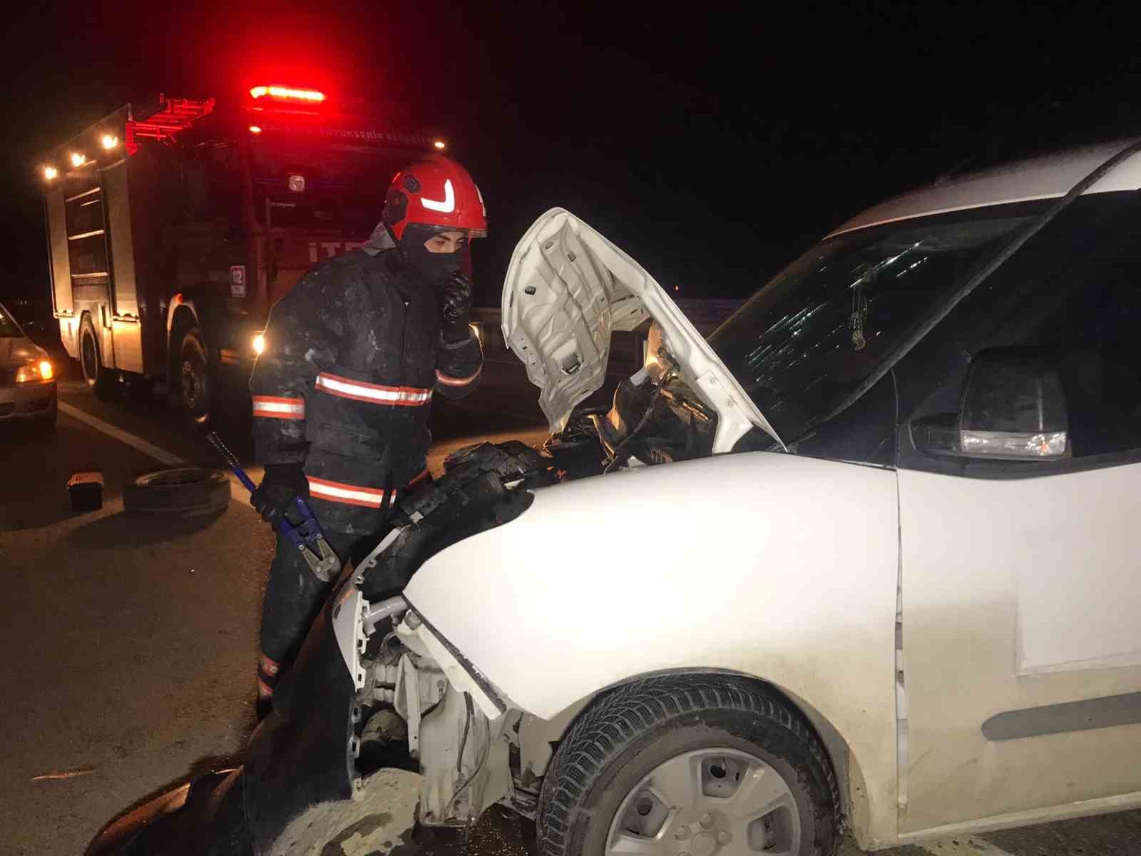 Traktör ile hafif ticari araç çarpıştı: 4 yaralı