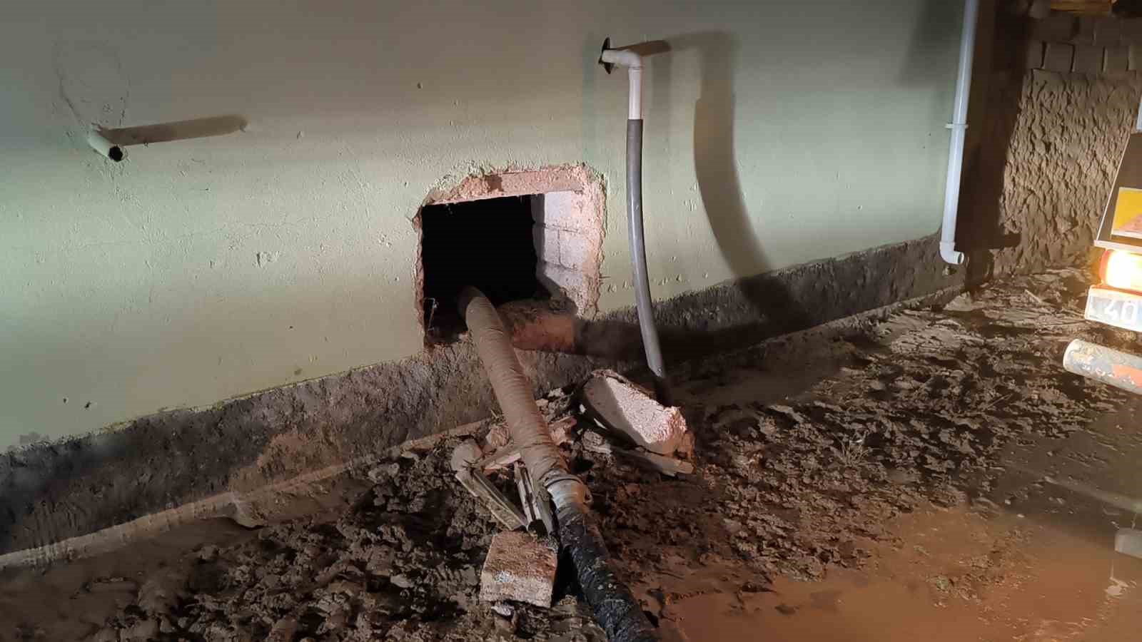 Kırşehir&rsquo;in Tokl&uuml;men k&ouml;y&uuml;nde sel: 3 ev tahliye edildi
