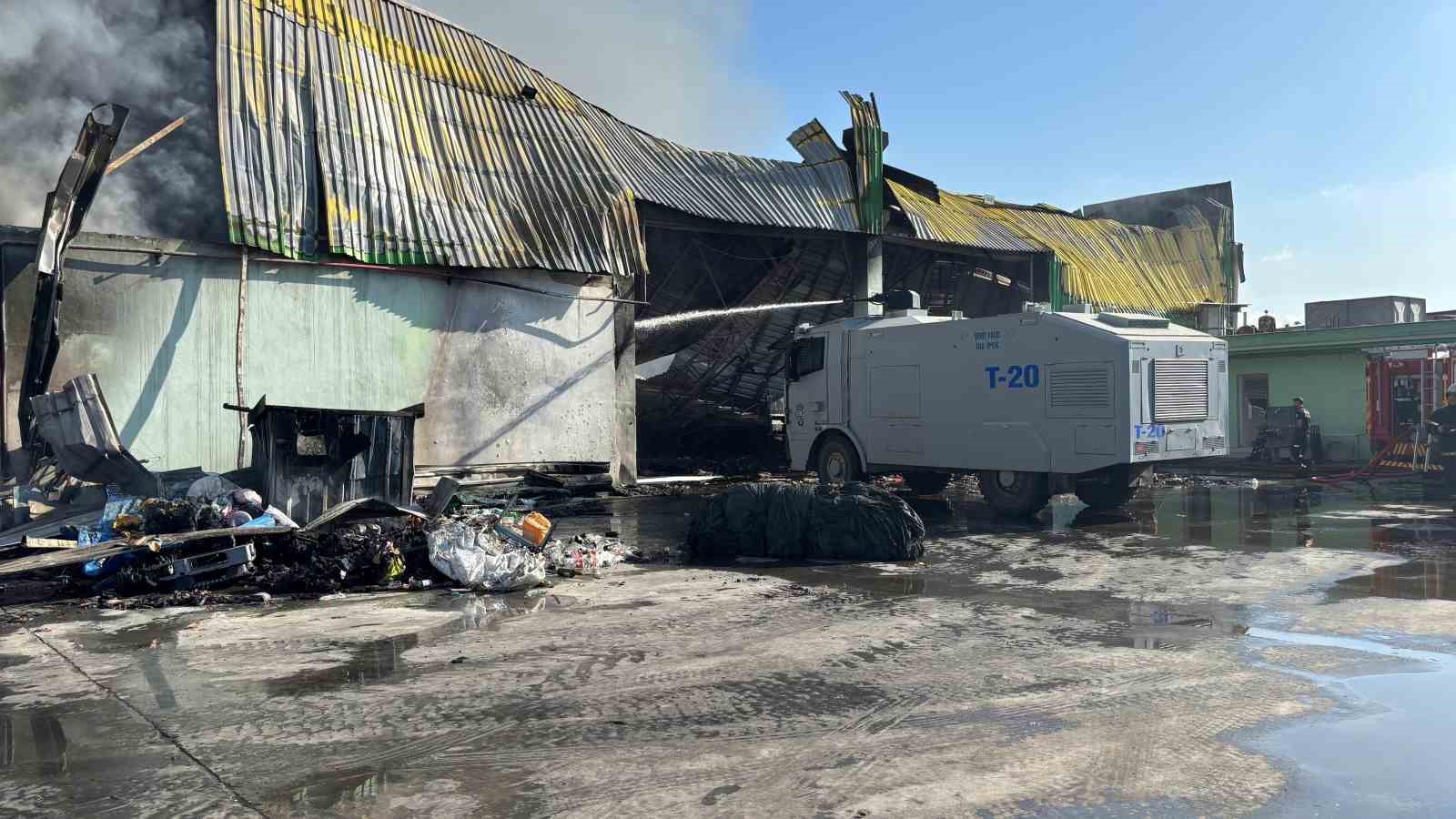 Adana&rsquo;da geri d&ouml;n&uuml;ş&uuml;m fabrikasındaki yangın kontrol altına alındı
