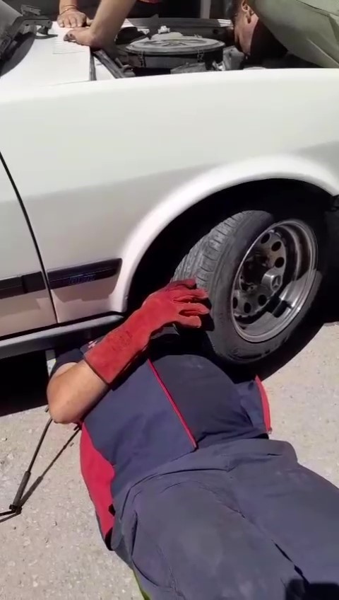 Aracın motoruna giren yavru kediyi itfaiye kurtardı
