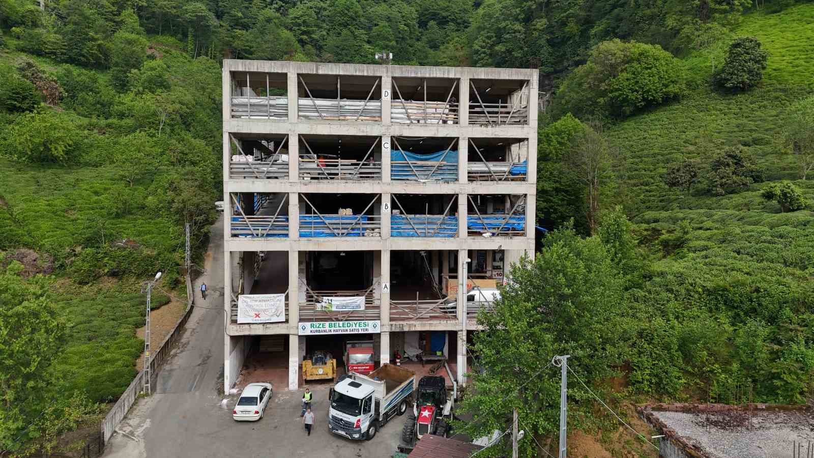 Rize’de 4 katlı kurban pazarında hareketlilik arttı