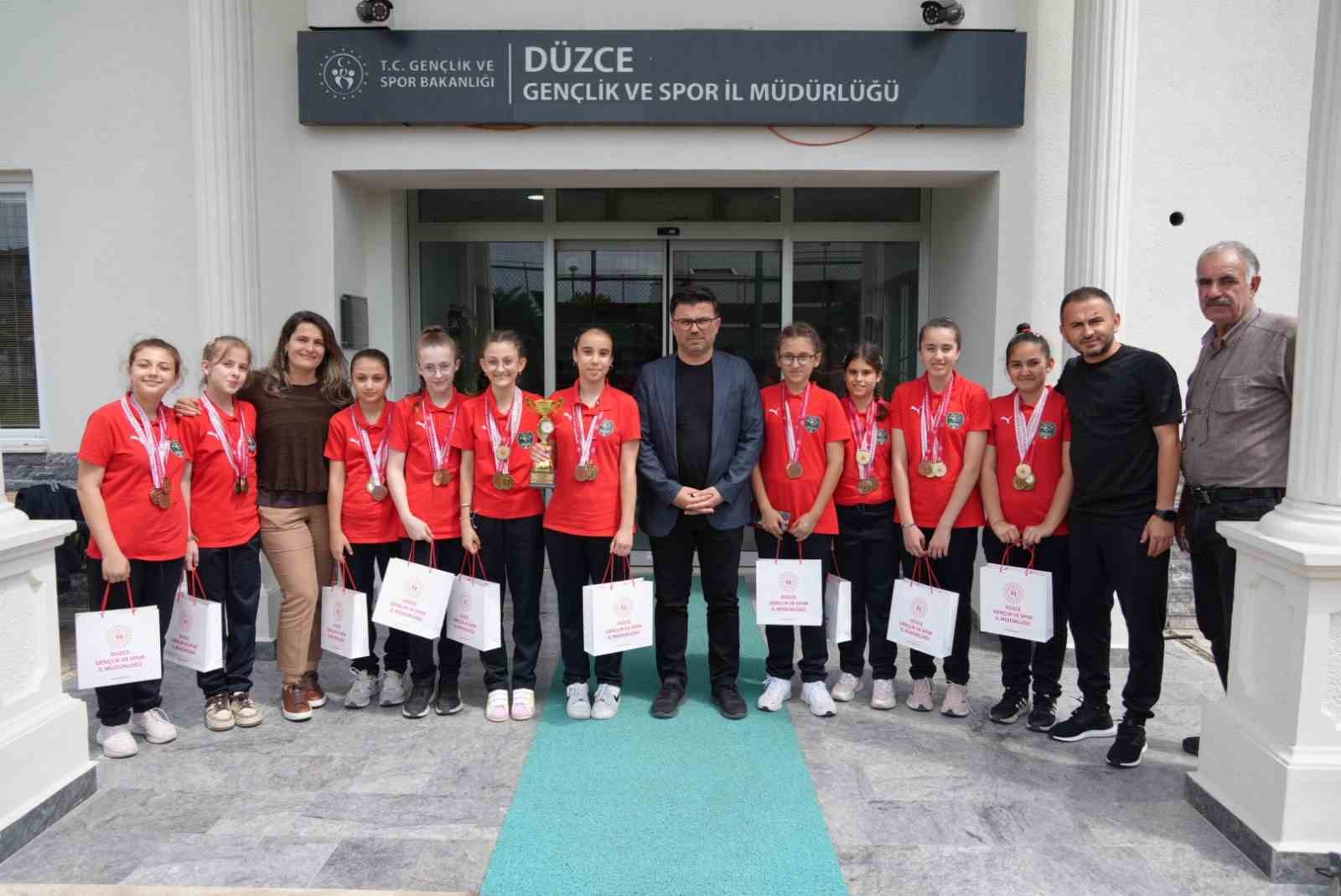 Yazıcı başarılı sporcuları ağırladı