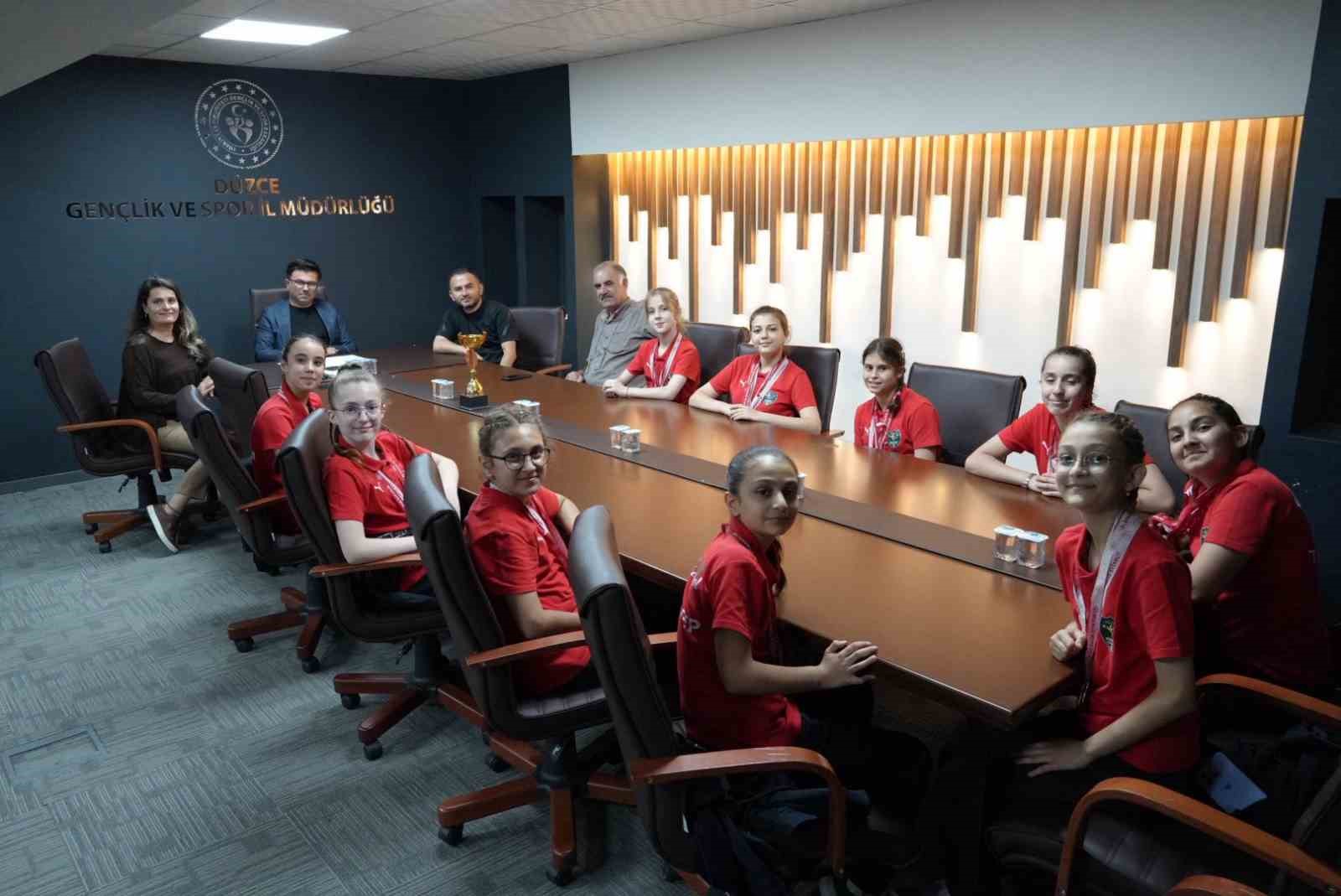 Yazıcı başarılı sporcuları ağıladı