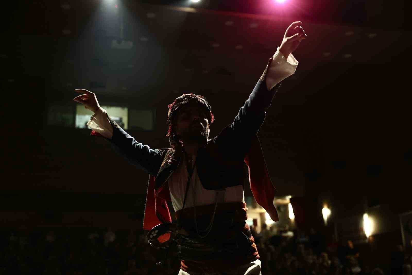 Bu gösteride salon hınca hınç doldu