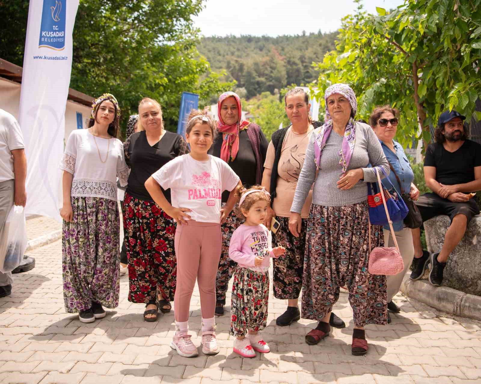 Kuşadası’nda kiraz şenliği coşkusu