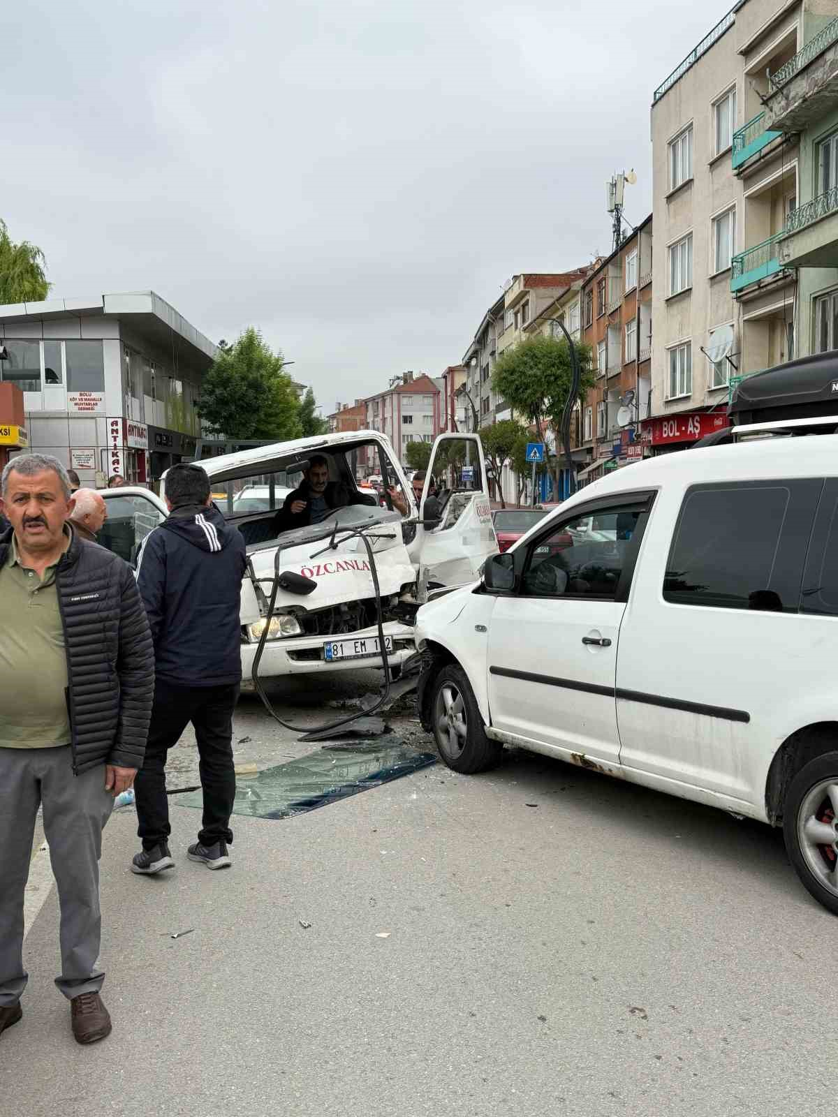 Bolu’da kafa kafaya çarpışan kamyonet ile hafif ticari araçtaki 3 kişi yaralandı
