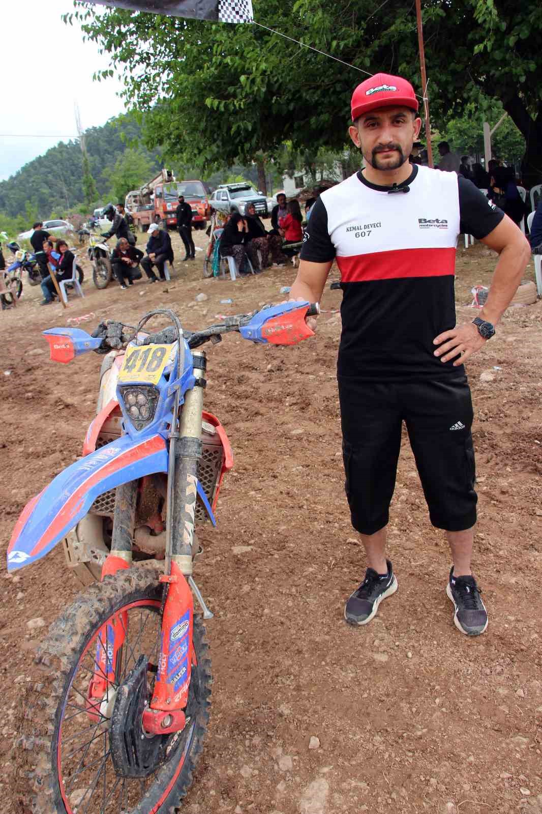 Motokros yarışında motosikletle birinci, diğer yarışmada eşekle sonuncu oldu
