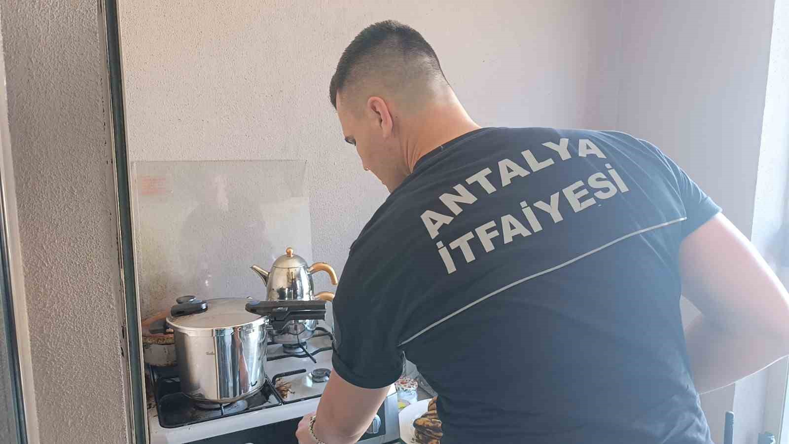 Ocakta unutulan düdüklü tencerenin dumanları itfaiyeyi alarma geçirdi