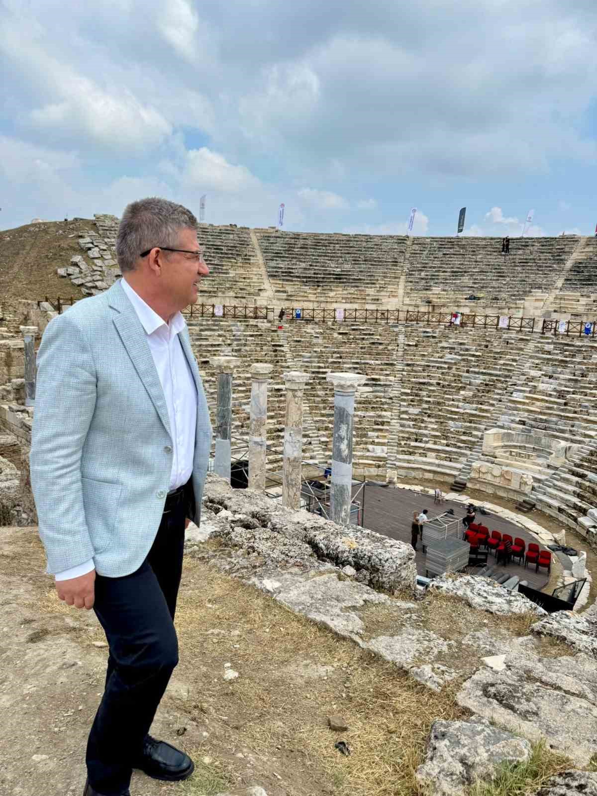 Denizli B&uuml;y&uuml;kşehre konser tepkisi; "&Ccedil;algıyı da beceremediniz, milyonlar &ccedil;&ouml;pe gitti"
