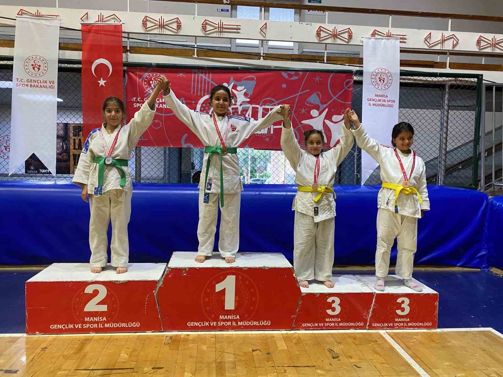 Salihli&rsquo;nin minik judocularından 6 altın, 6 g&uuml;m&uuml;ş, 8 bronz madalya
