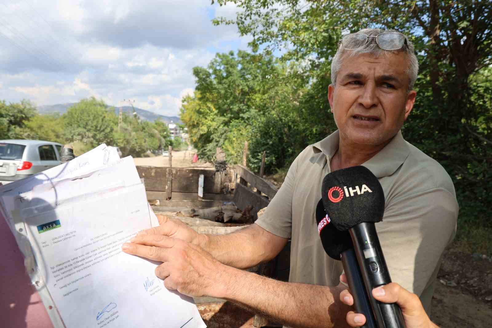 Adana’da belediyenin arazisinde açtığı yolun 4 metresini kapattı