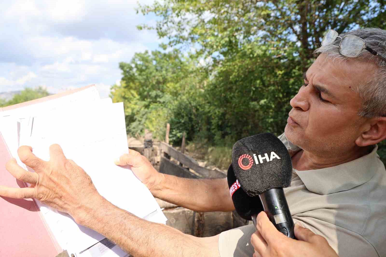Adana’da belediyenin arazisinde açtığı yolun 4 metresini kapattı
