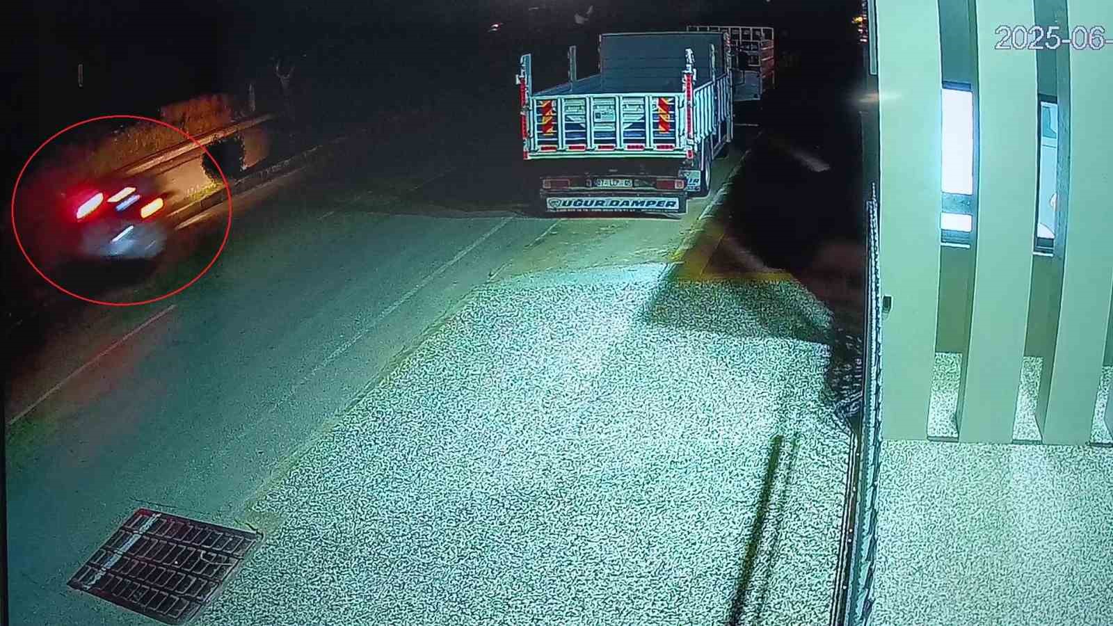 Otomobil ref&uuml;jdeki ağaca &ccedil;arptı, s&uuml;r&uuml;c&uuml; yaralandı
