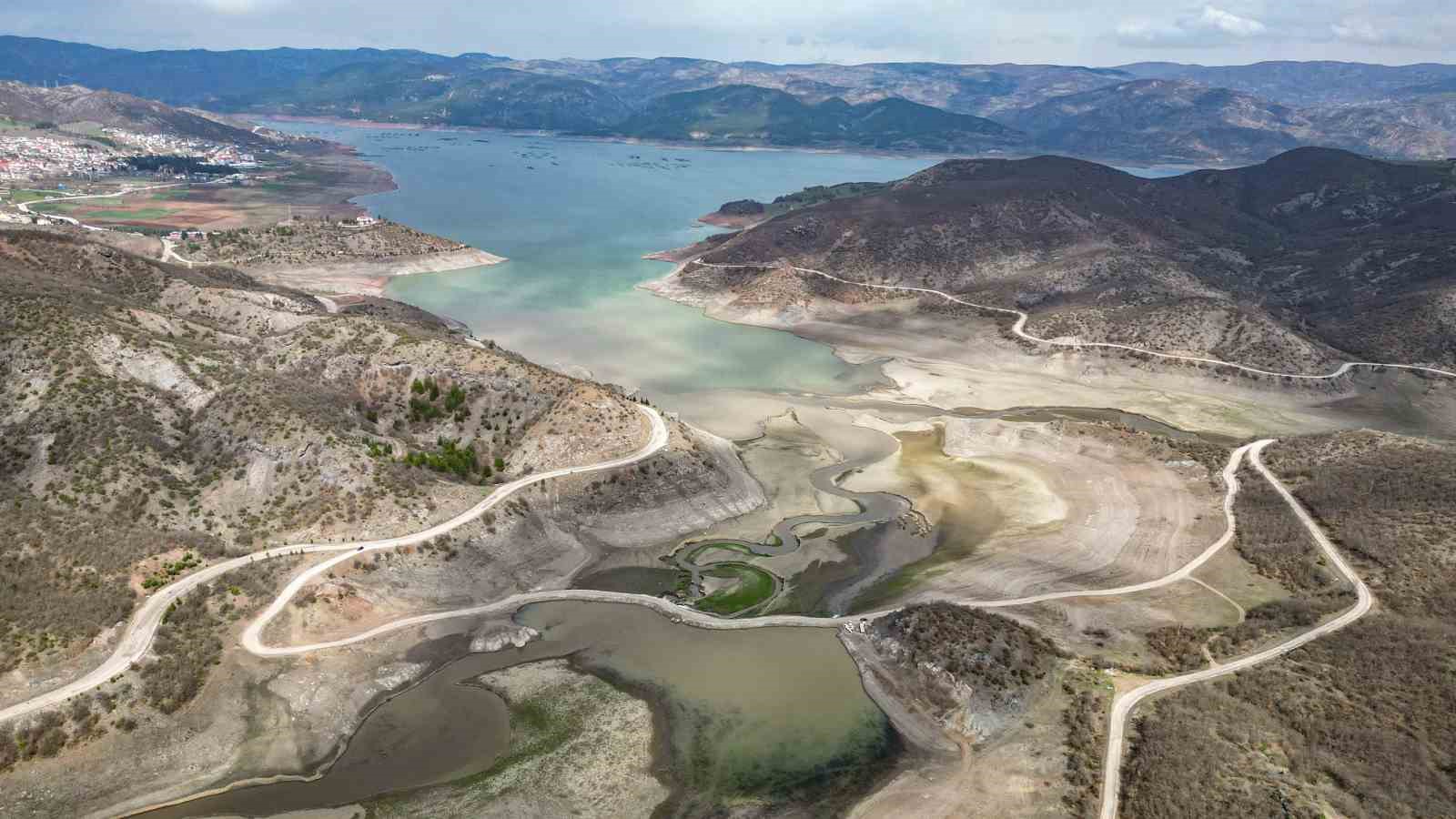 Son yağışlar nedeniyle 18 köyün yolu baraj suları altında kaldı
