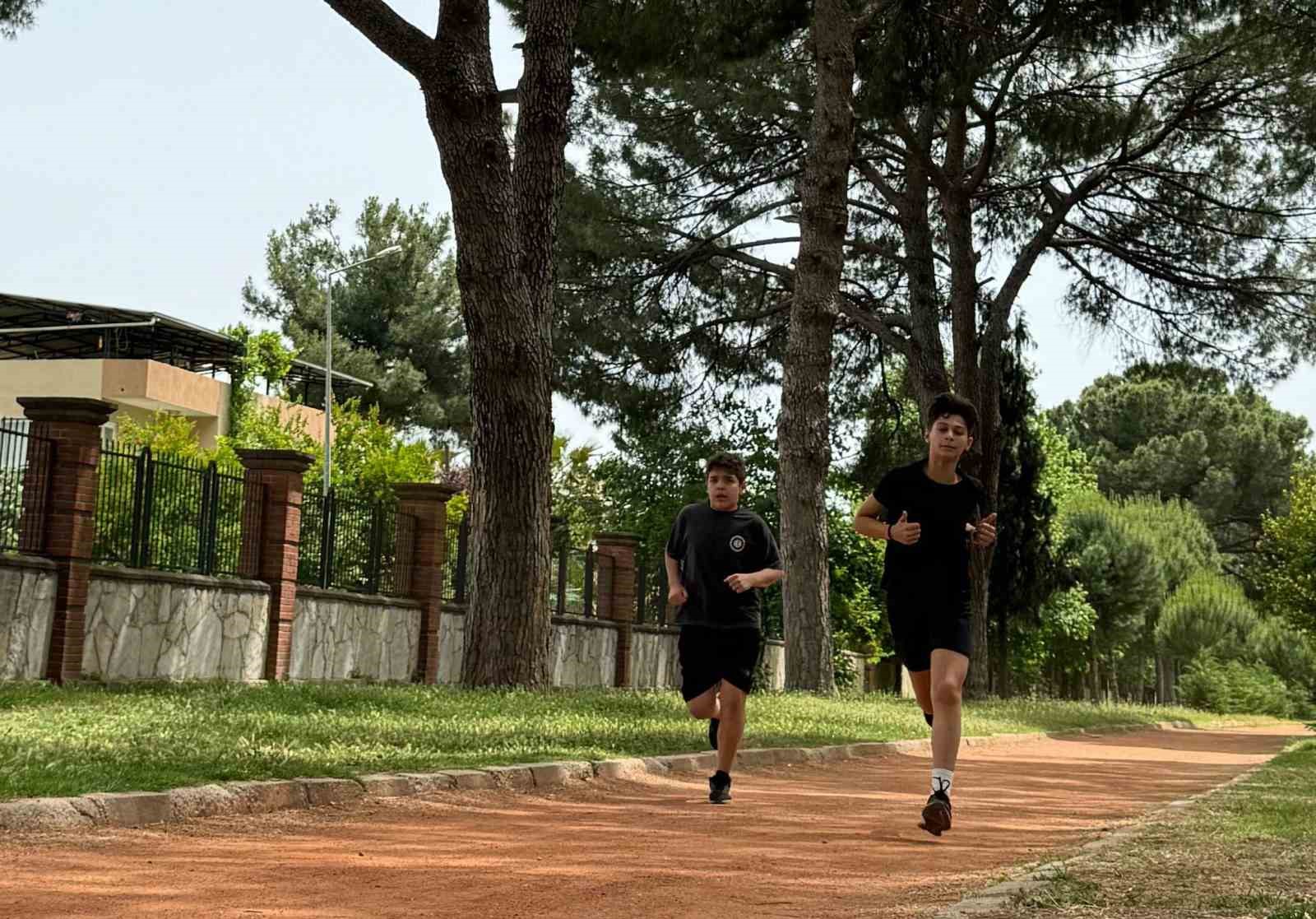 Genç sporcular kıyasıya mücadele etti
