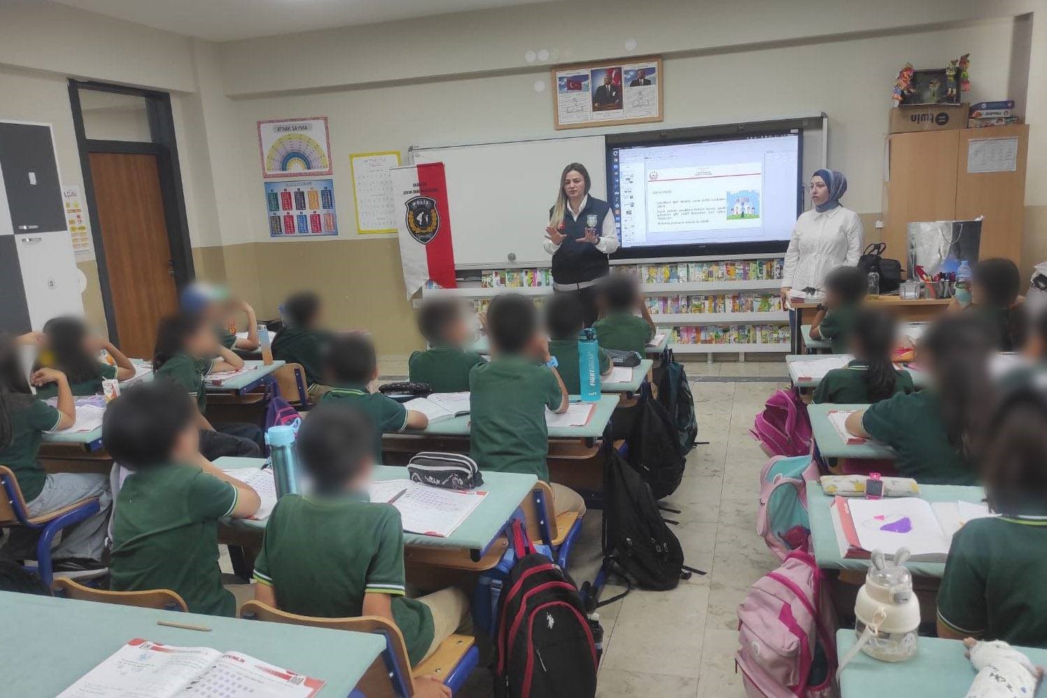 Emniyetten &ccedil;ocuklara su&ccedil;tan korunma eğitimi

