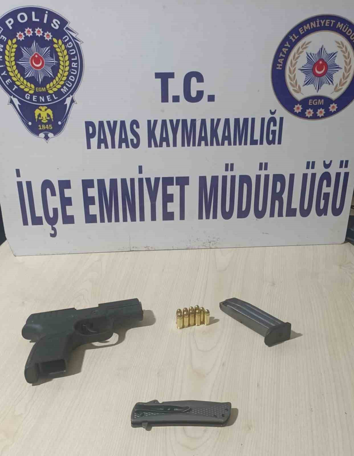 Durdurulan şahısların üzerlerinden ruhsatsız silah çıktı