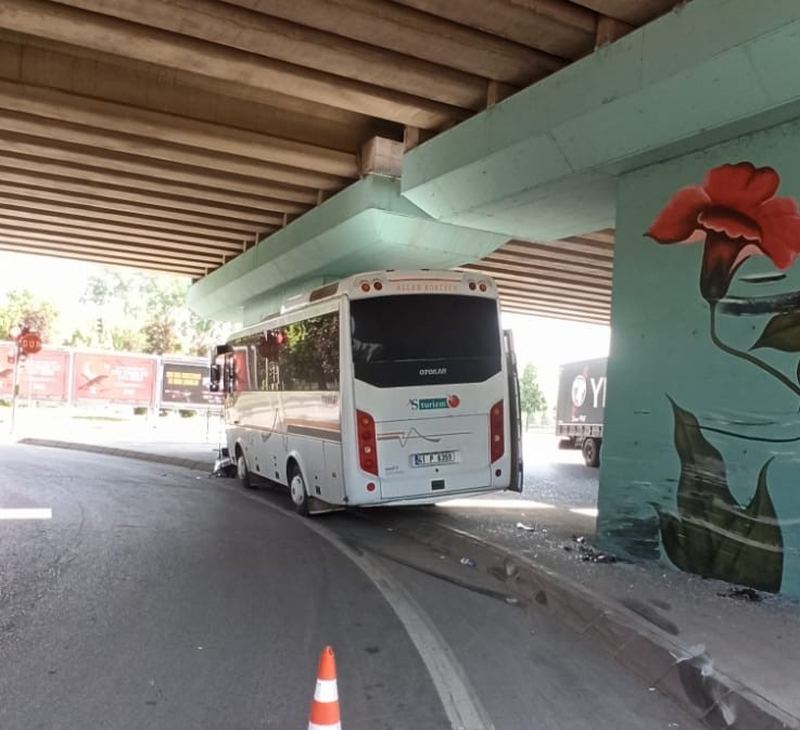 Servis aracı köprü ayağına çarptı, sürücü yaralandı