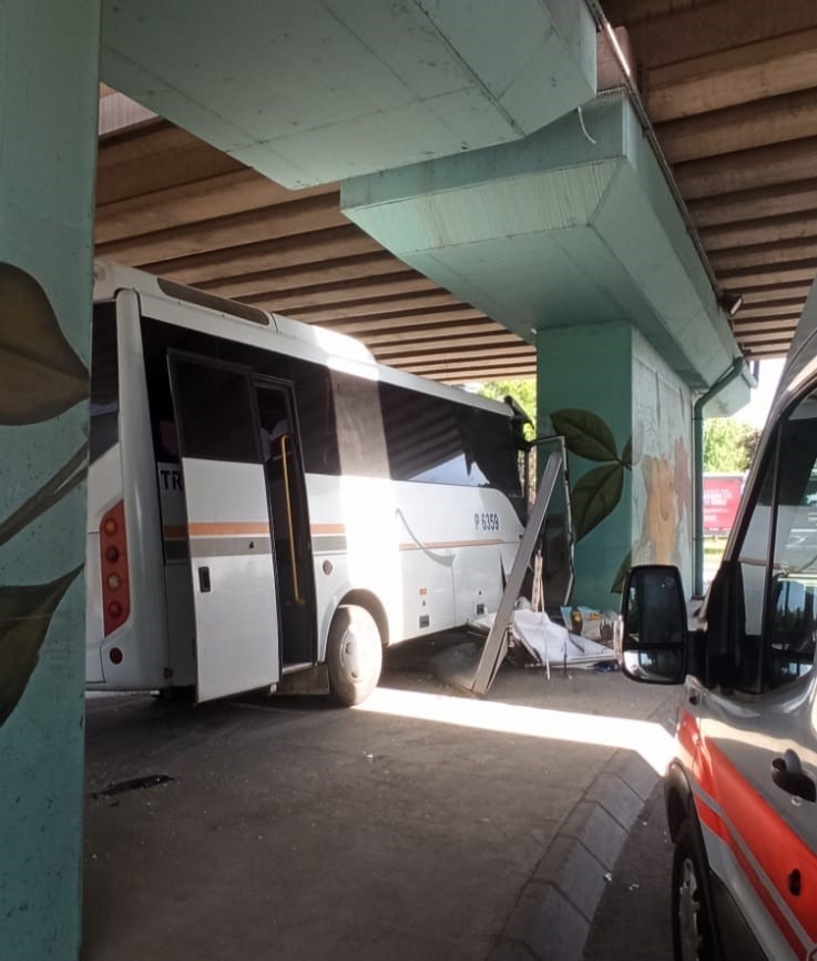 Servis aracı köprü ayağına çarptı, sürücü yaralandı
