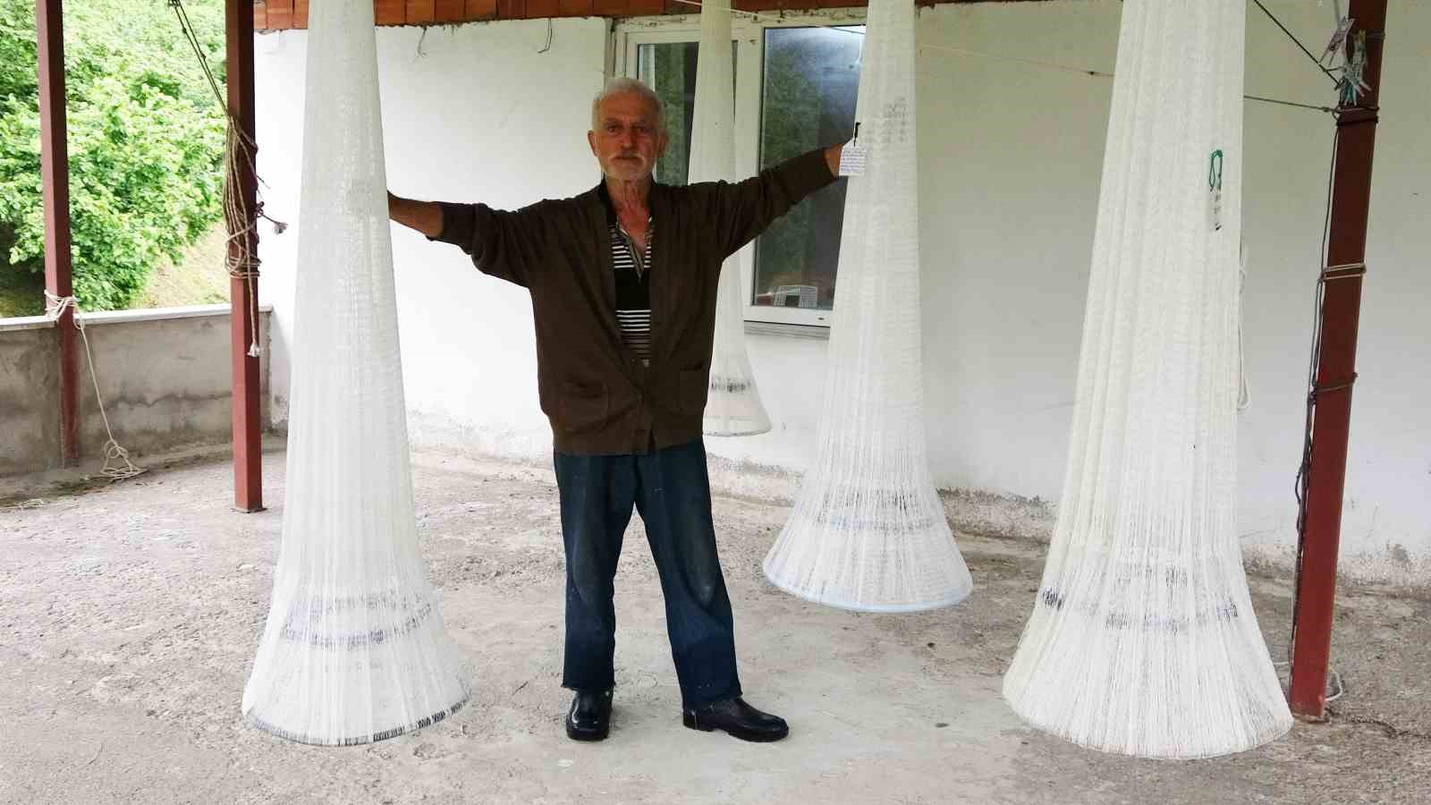 Koyunları otlatırken &ouml;ğrendi: 61 yıldır balık ağı &ouml;r&uuml;yor
