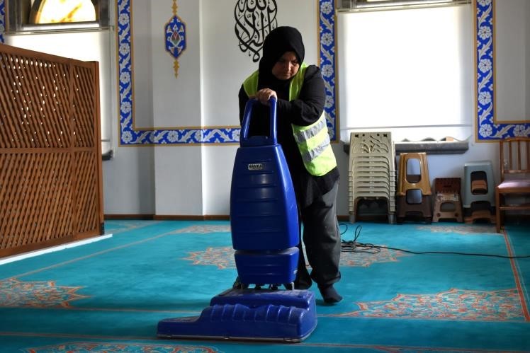 Bayram &ouml;ncesi manevi temizlik, camilerde g&uuml;l suyu kokusu
