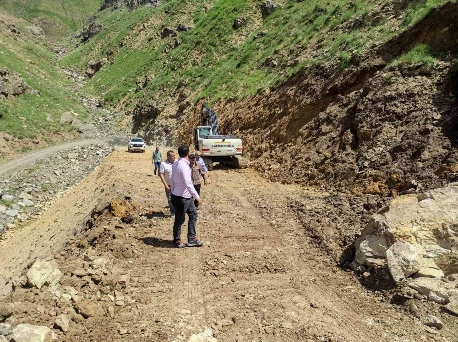 Batman’da kış sonrası köy ve mezra yollarında onarım ve genişletme çalışmaları başlatıldı