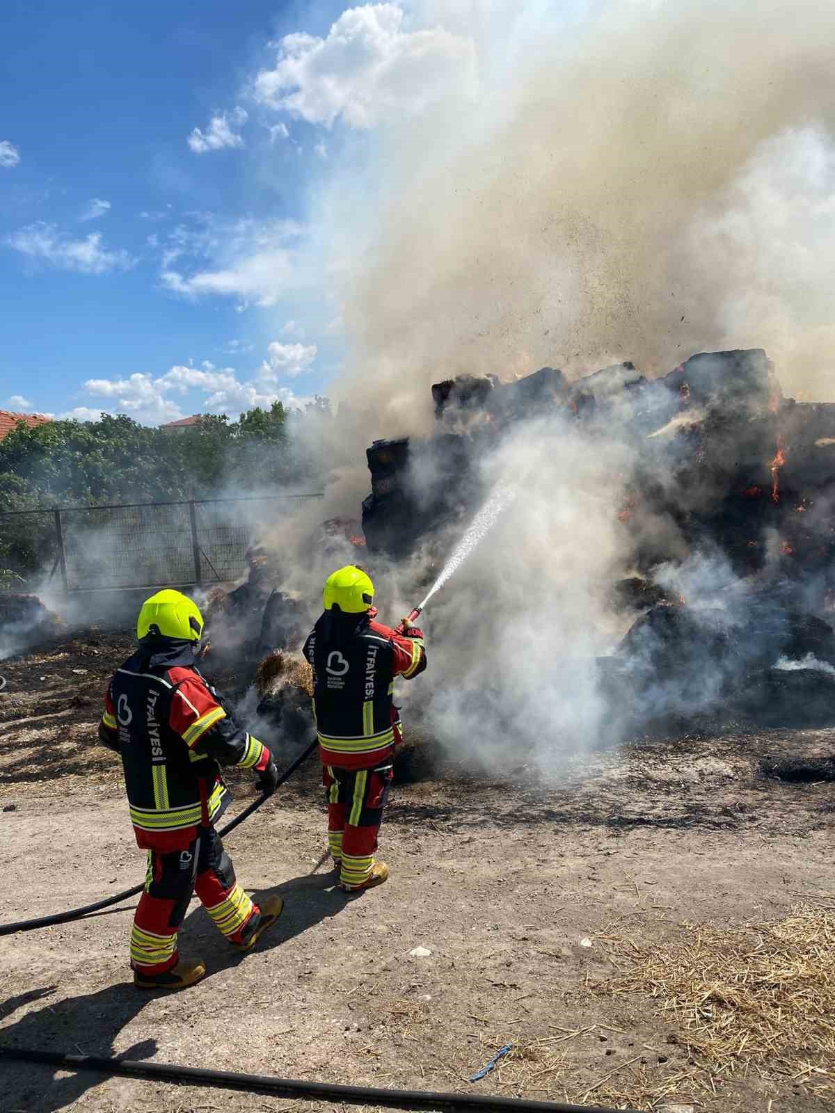 Balıkesir&rsquo;de 500 balya saman k&uuml;l oldu
