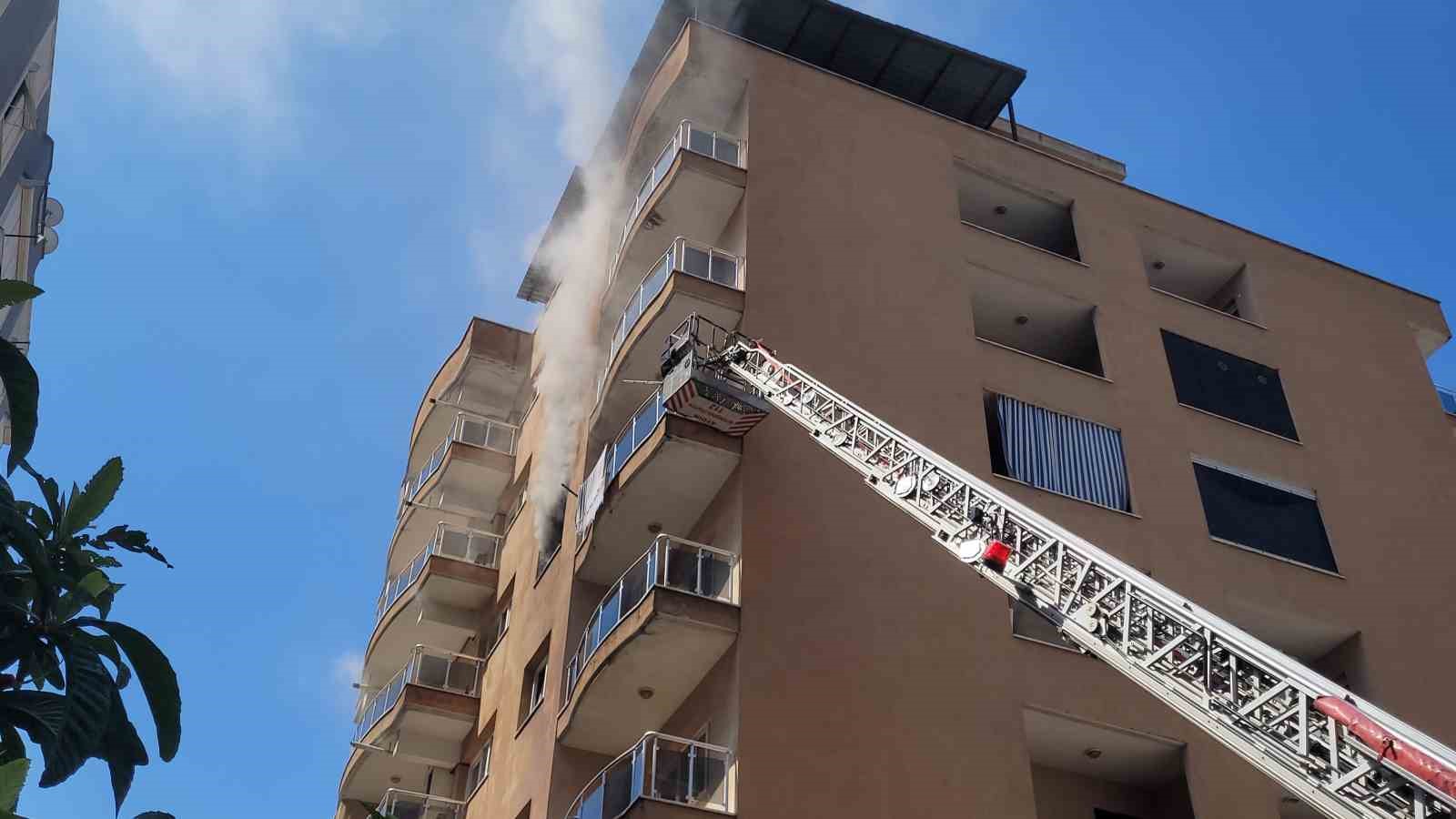 Yedi katlı binada yangın paniği, apartman tahliye edildi