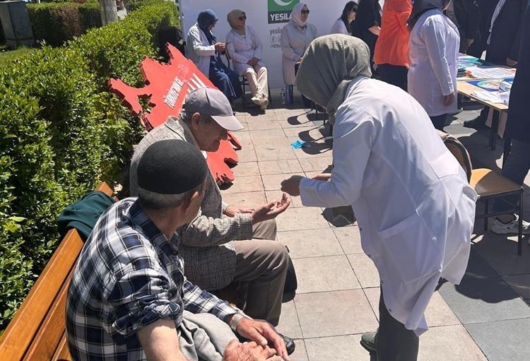 Bir nefes sağlık i&ccedil;in meydana &ccedil;ıktılar
