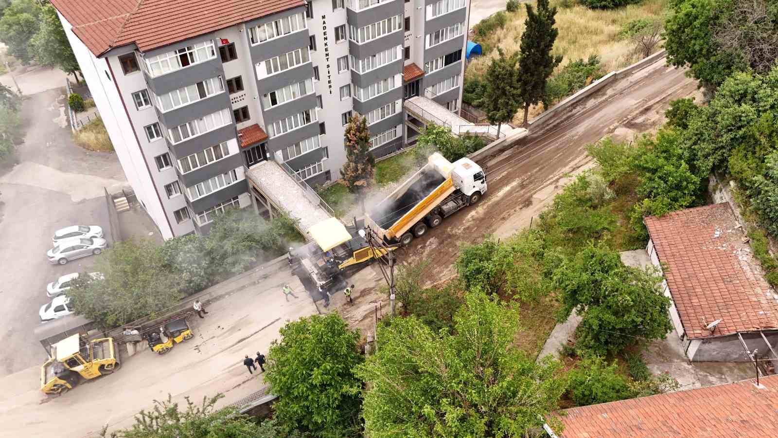 Karab&uuml;k Belediyesi asfalt &ccedil;alışmalarını aralıksız s&uuml;rd&uuml;r&uuml;yor
